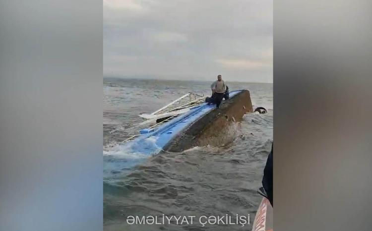 Bakıda bulvar ərazisində gəzinti qayığı batdı 