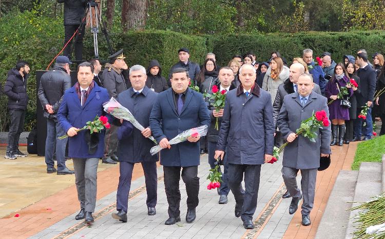 Ombudsman Səbinə Əliyeva və Aparatın kollektivi Ulu Öndər Heydər Əliyevin məzarını ziyarət edib 