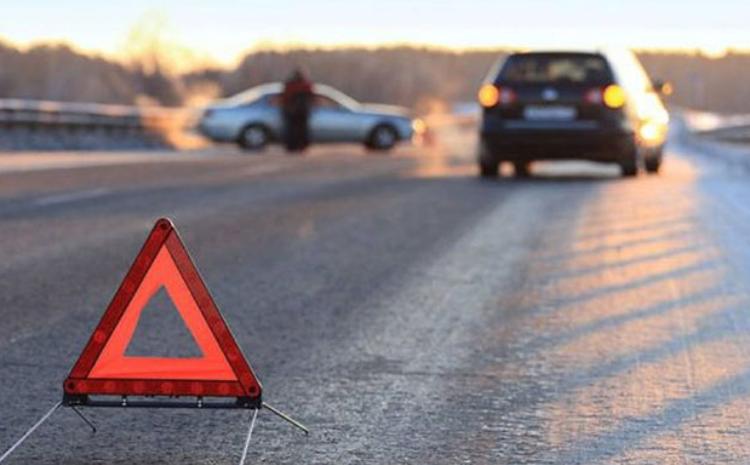 Ağdaşda yük maşını “KamAZ”a çırpıldı - Ölən var 
