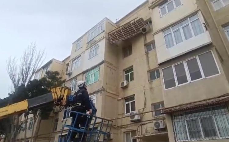 Güclü külək Bakıda binanın damını uçurub - VİDEO