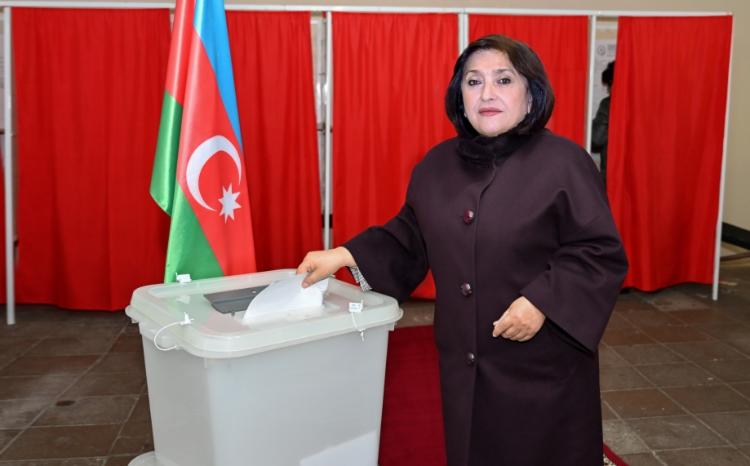 Председатель Милли Меджлиса Сахиба Гафарова проголосовала на избирательном участке номер 11 