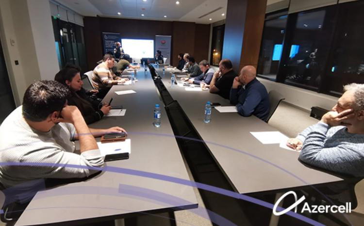 В Wikipedia размещено более 600 статей на азербайджанском языке, посвященных ИКТ 