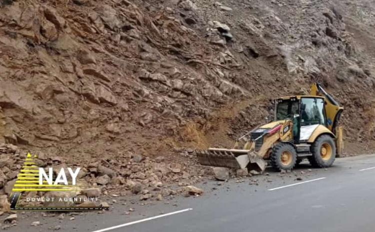 Dağ yolunda uçqun olub 