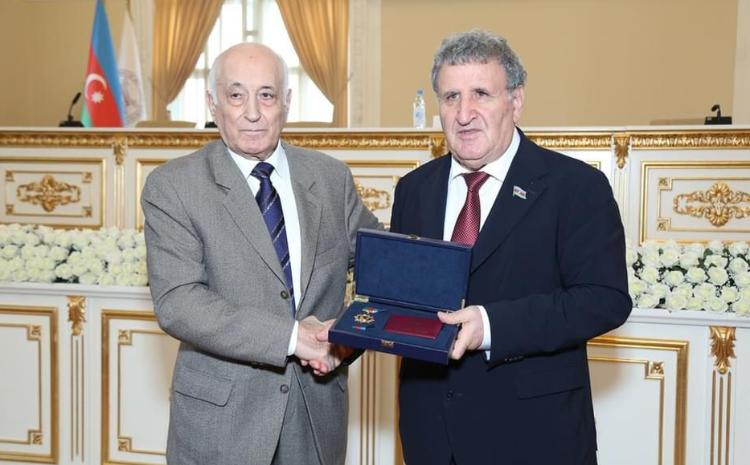 Заведующему кафедрой БГУ Васифу Бабазаде вручена медаль 