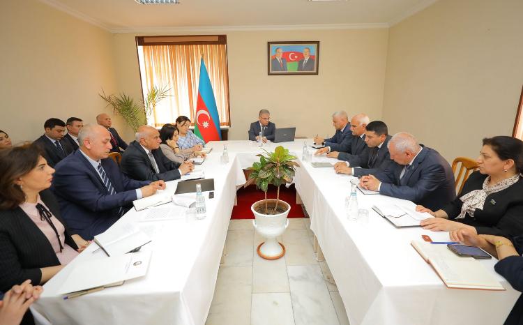 Ali Məclisin komitə iclasında hökumətin hesabatı müzakirə olunub 