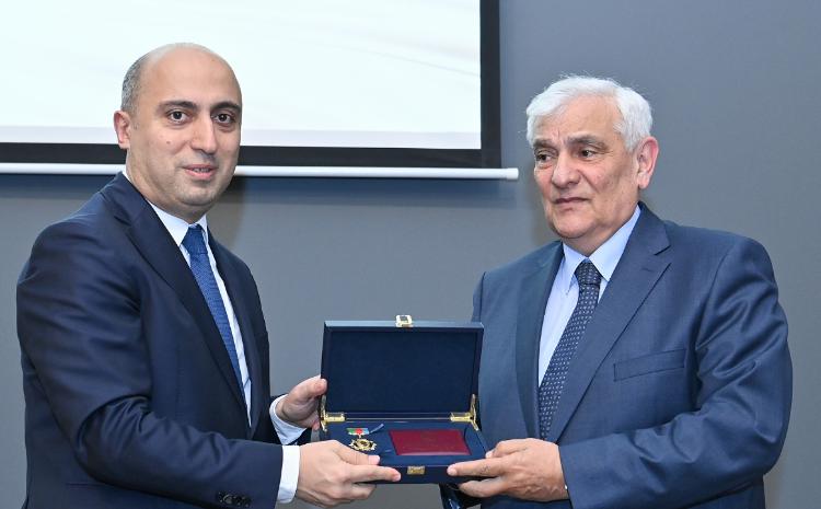 Kamal Abdullaya “Heydər Əliyevin 100 illiyi (1923-2023)” yubiley medalı təqdim olunub 