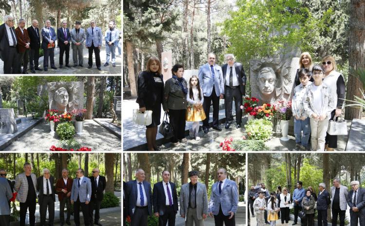 Xalq şairi Rəsul Rzanın məzarı ziyarət olunub 