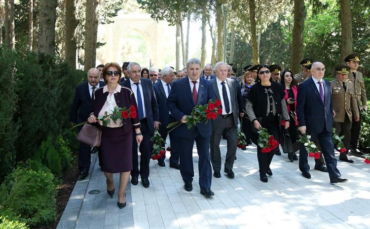 AMEA-nın kollektivi Ümummilli Lider Heydər Əliyevin məzarını ziyarət ediblər 