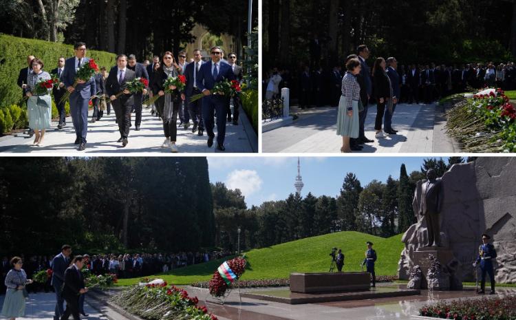 Gənclər və İdman Nazirliyinin rəhbərliyi və kollektivi Fəxri Xiyabanda Ulu Öndərin məzarını ziyarət edib 