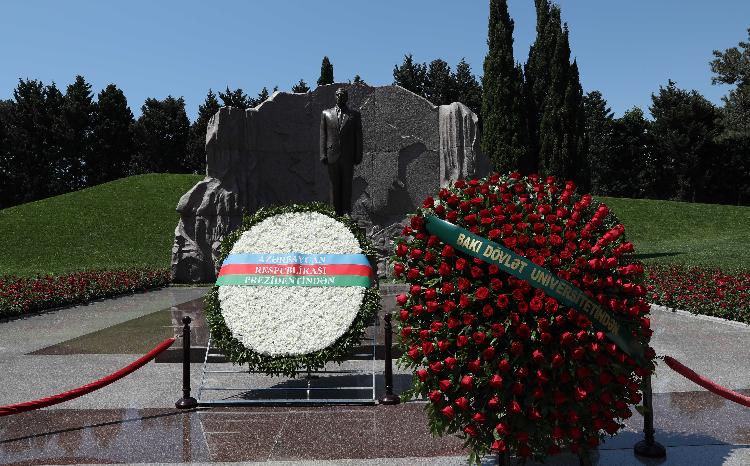 BDU kollektivi Fəxri xiyabanda Ulu Öndər Heydər Əliyevin məzarını ziyarət edib 