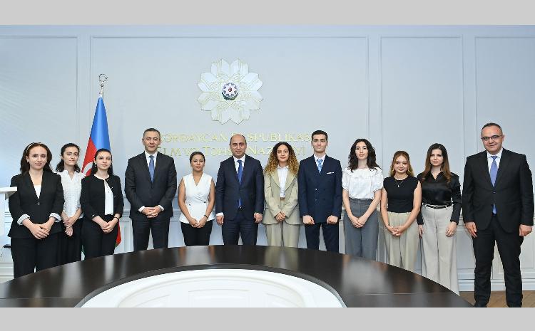 Emin Əmrullayev əmək fəaliyyətinə başlayan “Maarifçi”lərlə görüşüb 
