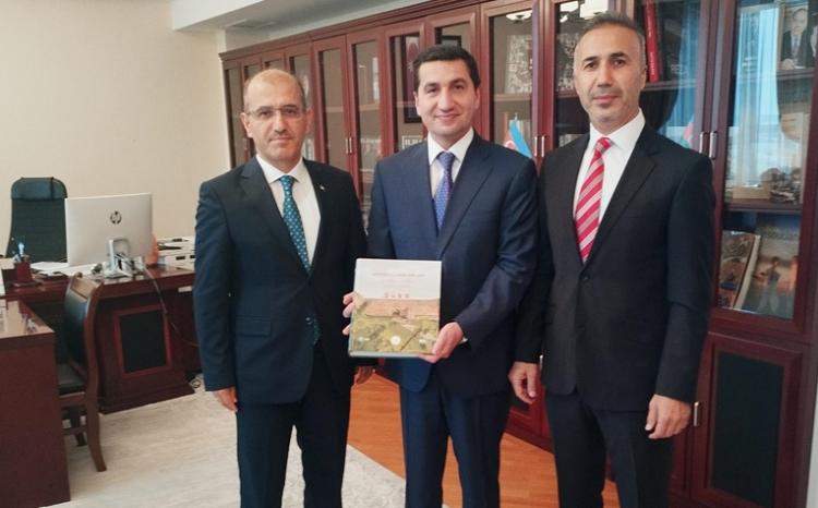 “Azərbaycanın sirləri” kitabı Azərbaycan Prezidentinin müşaviri Hikmət Hacıyevə təqdim olunub 