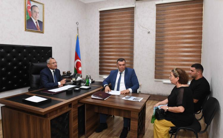 “Qaçqınkom”un sədri vətəndaşların müraciətlərini dinləyib 