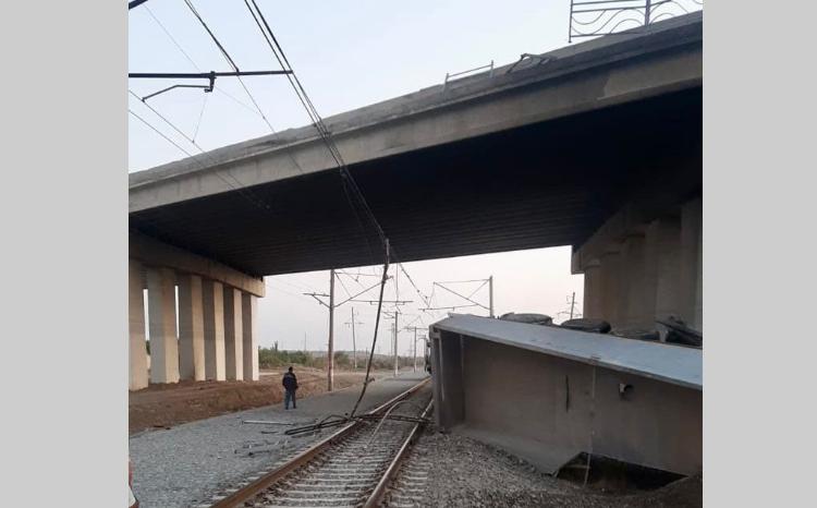 Dəmir yolu üzərində ağırsayaq qəza: yük avtomobili körpüdən aşaraq Qatar hərəkətini dayandırdı 