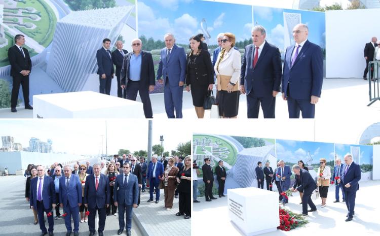 AMEA-nın kollektivi Anım Günündə Zəfər parkında olub 