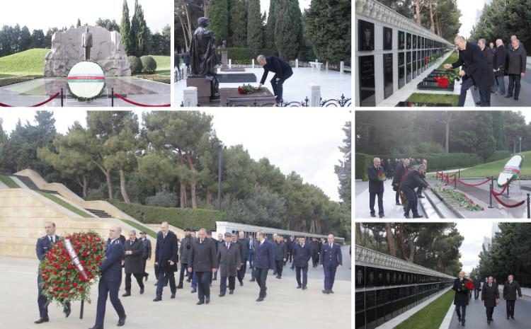 Metropoliten kollektivi Ulu Öndər Heydər Əliyevin məzarını və Şəhidlər xiyabanını ziyarət edi 