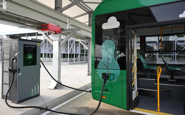 Elektrik mühərrikli avtobus bu səbəbdən yolda qalıb - AÇIQLAMA