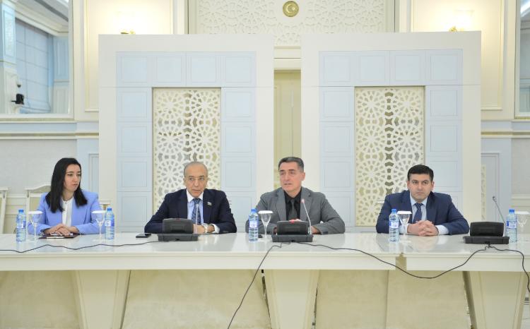 Milli Məclisdə hakimliyə namizədlərlə görüş keçirilib 