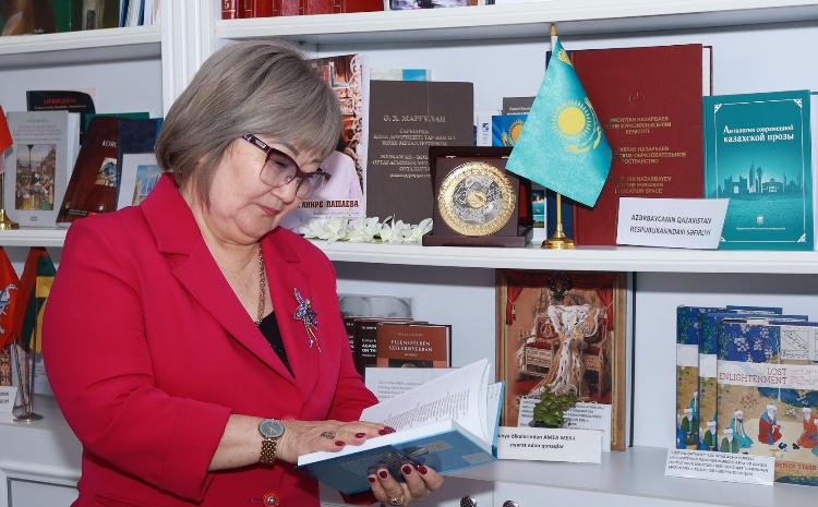 Qazaxıstanlı yazıçı-publisist araşdırma aparmaq məqsədilə Mərkəzi Elmi Kitabxanada olub 