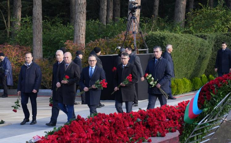 Dövlət Komitəsinin kollektivi Ümummilli Lider Heydər Əliyevin məzarını ziyarət edib 