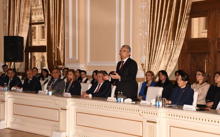 Ombudsman “Vətən Müharibəsi Tarixi. Azərbaycanın Ərazi Bütövlüyünün Bərpası. Şəxsiyyət Faktoru.” kitabının təqdimatında iştirak edib 