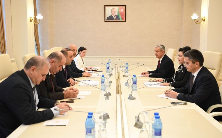 Özbəkistan parlamentinin deputatı Milli Məclisdə 