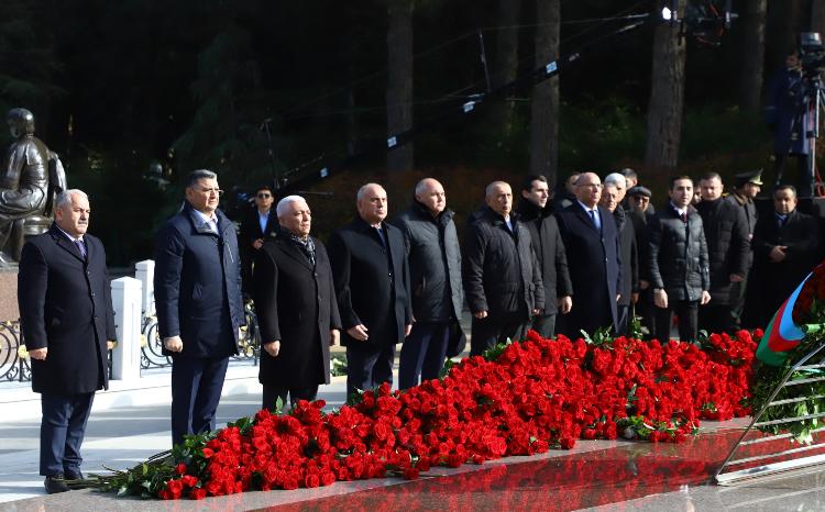 “AzərEnerji” və “Azərişıq” kollektivləri Ulu Öndərin məzarını ziyarət edib 