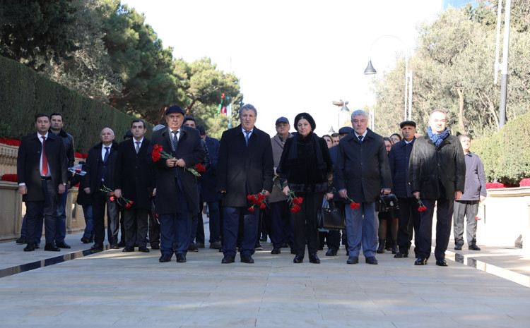 AMEA-nın kollektivi 20 Yanvar şəhidlərinin xatirəsini anıblar 