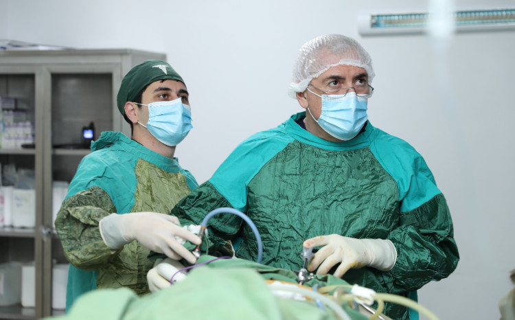 Yaşlı şəxs üzərində uğurlu cərrahi əməliyyat: Mədədən şiş çıxarıldı 