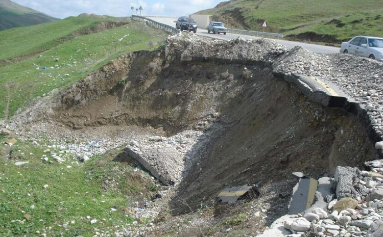 Coğrafiyaçı alim torpaq sürüşmələri barədə  açıqlama verib 