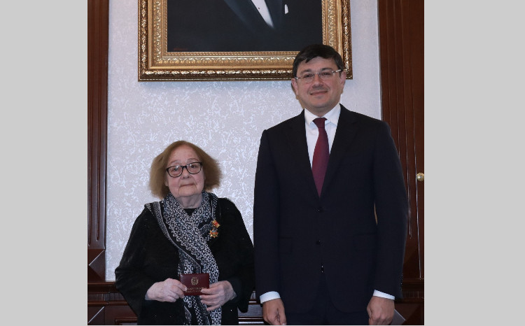 Yazıçı və tərcüməçi Tahirə Cəfərovaya medal təqdim edilib 