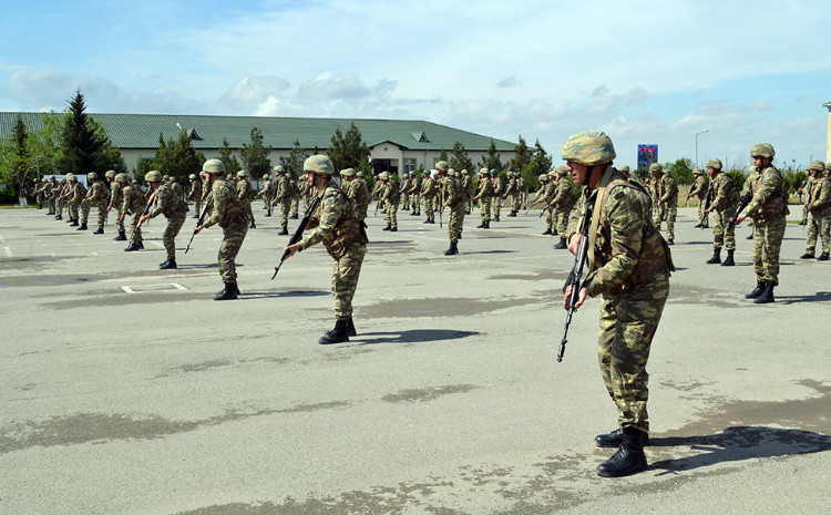 Hərbi vəzifəlilərlə keçirilən toplanışda praktiki məşğələlərə xüsusi diqqət yetirilir 