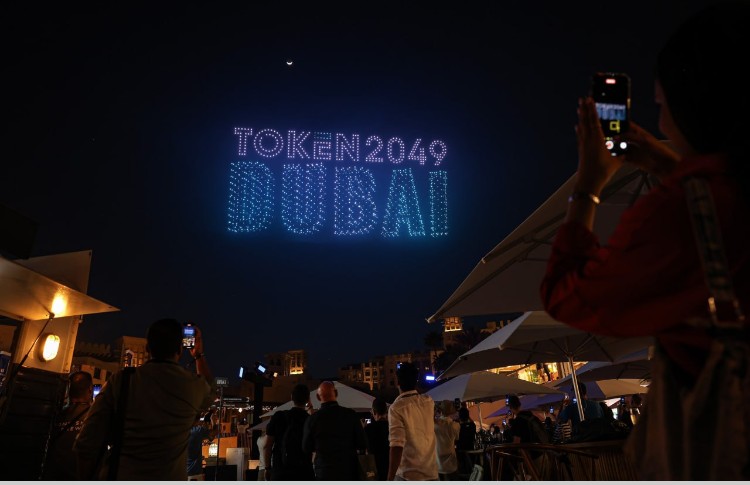 1,500 LED drones light up Dubai night sky at Token2049 closing ceremony 