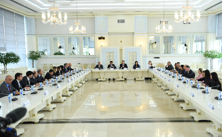 Beynəlxalq münasibətlər və parlamentlərarası əlaqələr komitəsində 