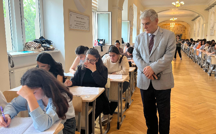 ADPU rektoru imtahanların gedişi ilə tanış olub 
