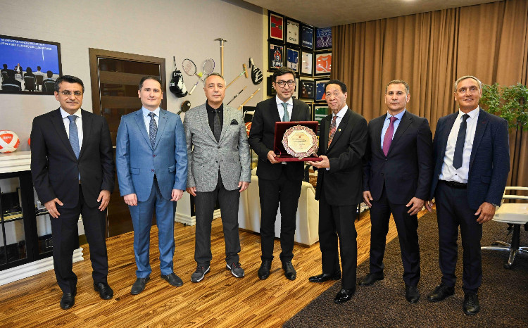Fərid Qayıbov əfsanəvi döyüş ustası Samuel Kvoku qəbul edib 