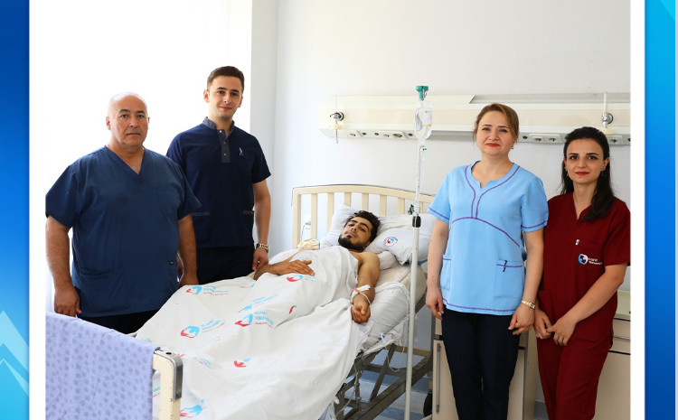 Metal əşya mədəsinə batdı, ölümdən döndü 