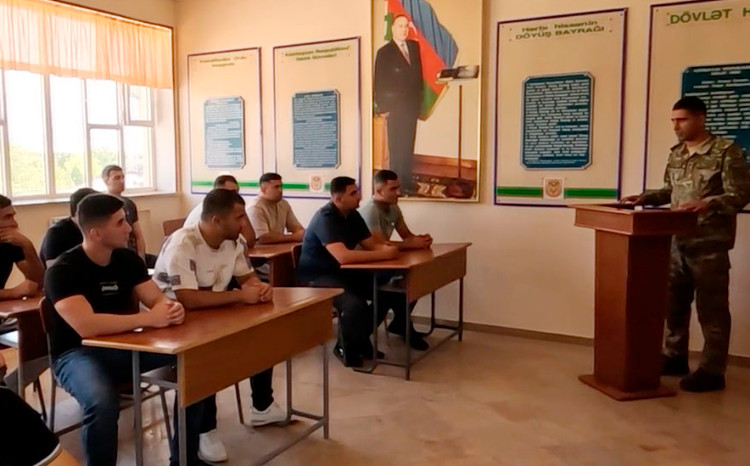 ƏÜO-da hərbi vəzifəlilərlə təlim toplanışı keçirilir - VİDEO