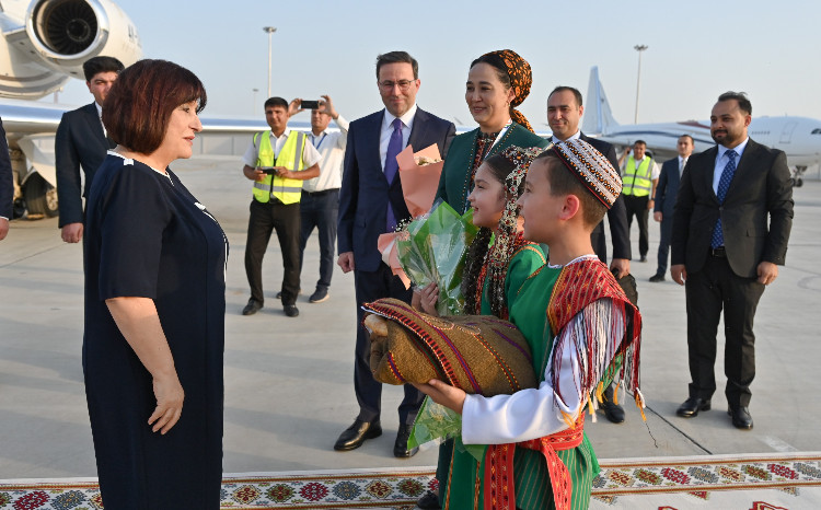 Спикер Милли Меджлиса Сагиба Гафарова прибыла в Туркменистан с рабочим визитом 