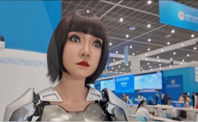 Azərbaycan teleməkanında bir ilk: AzTV süni intellektli robotdan müsahibə aldı - VİDEO