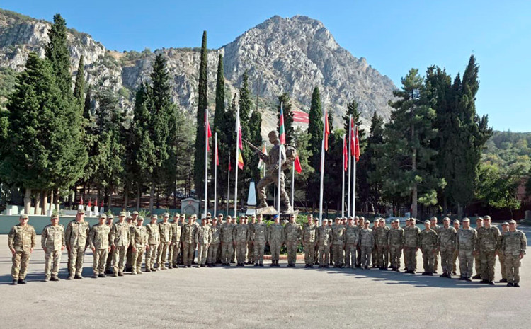 ƏÜO-nun hərbi qulluqçuları Türkiyədə keçirilən komando kursunda iştirak edirlər 