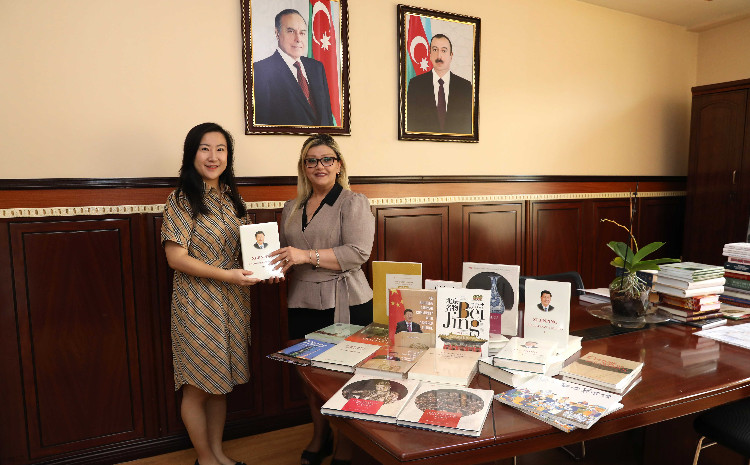 Посол Китая передал книги в дар Научной библиотеке БГУ 