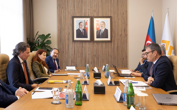 Состоялась встреча между представителями ЗАО «AzerGold» и Банка Абу-Даби Коммершл (ADCB) 