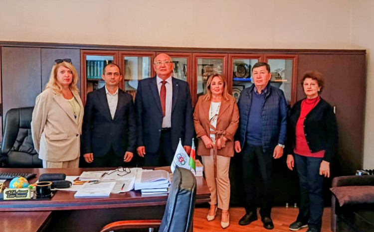 Qazaxıstanlı alimlər Coğrafiya İnstitutunda olublar 