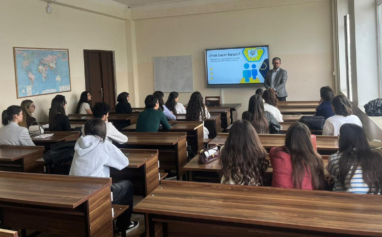 BDU tələbələri əmək bazarının tənzimləmə metodları barədə məlumatlandırılıb 
