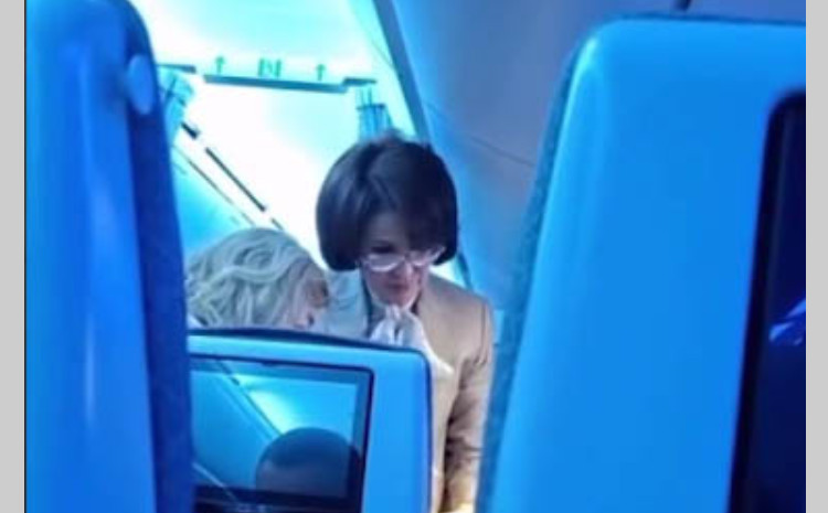 Qazaxıstanın səhiyyə naziri təyyarədə sərnişini xilas etdi 