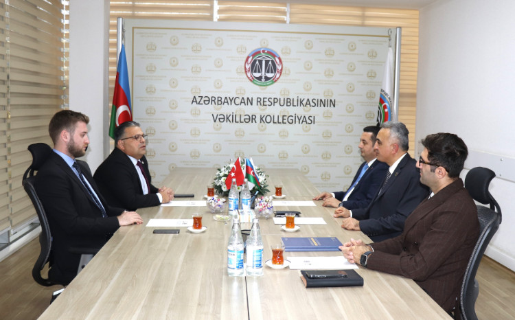 Vəkillər Kollegiyasının sədri Eskişehir Barosunun rəhbəri ilə görüşüb 
