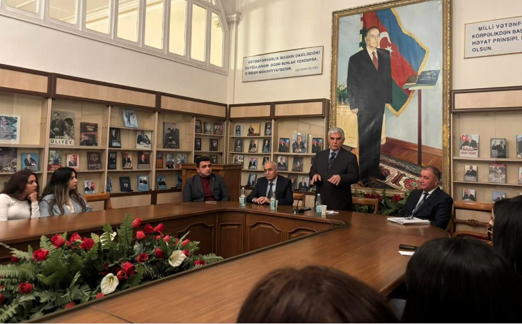 ADPU rektoru magistrantlarla görüşüb 