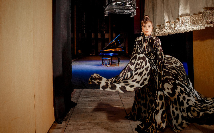 Xalq artisti Tünzalə Ağayeva leopard tərzi ilə GÖZ OXŞADI