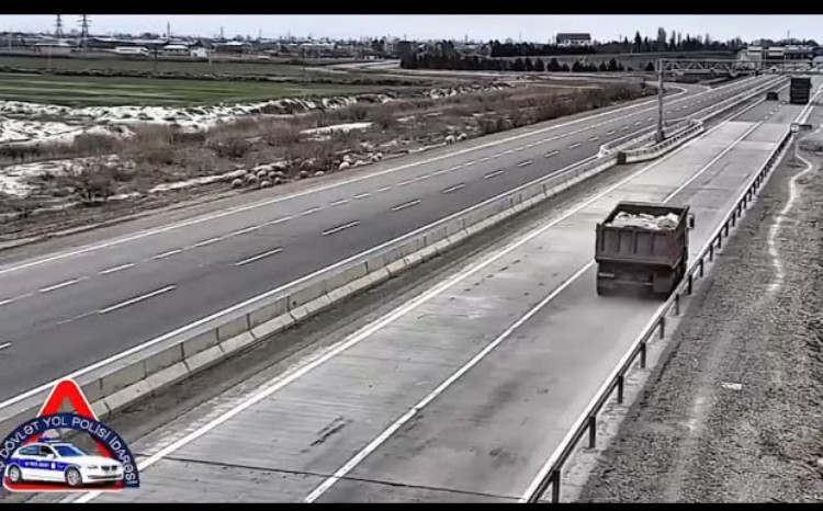 Bakı-Qazax avtomobil yolunda yük avtomobili aşdı - xəsarət alan yoxdur - VİDEO